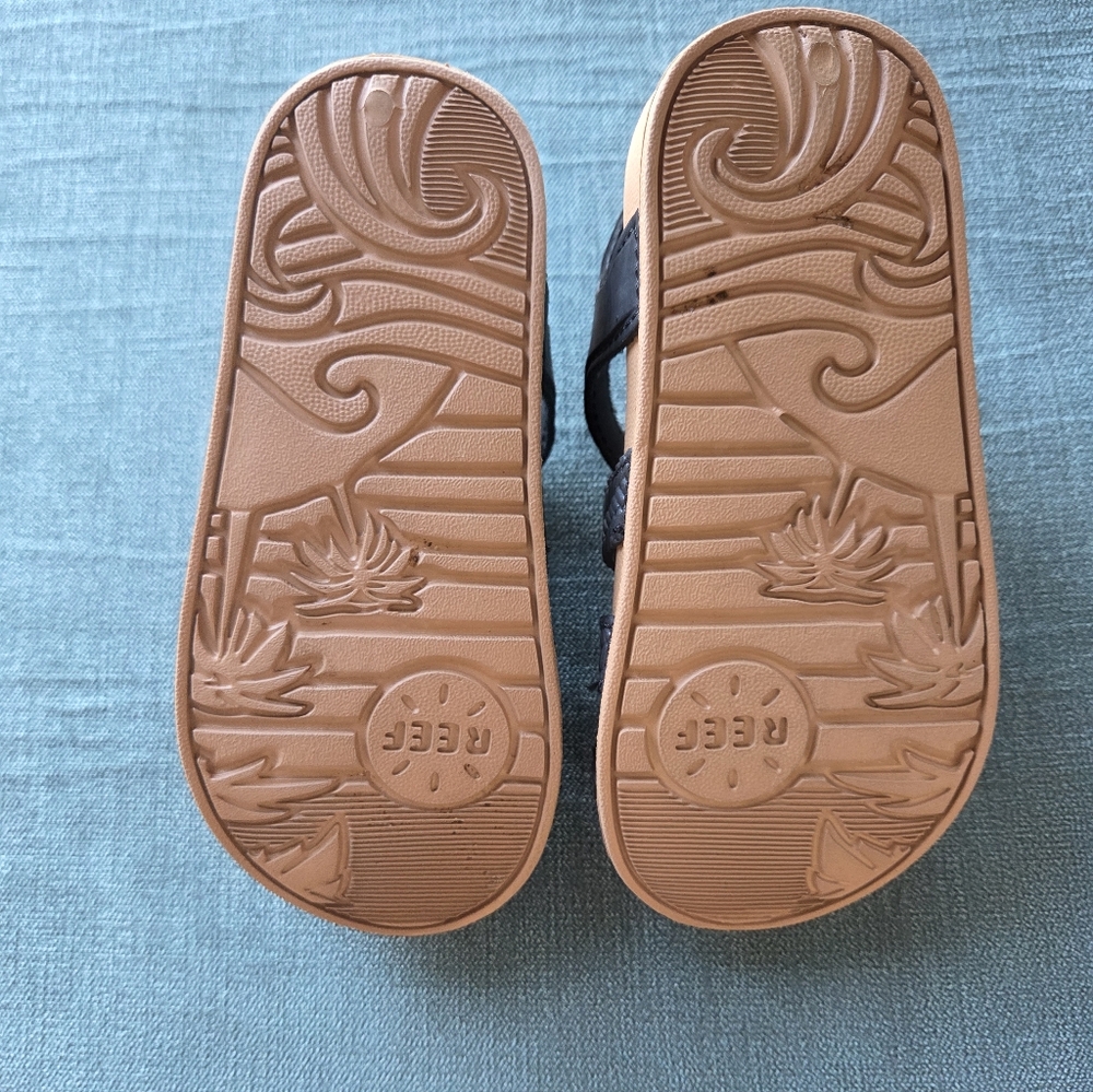 Kids Reef Black and Tan Sandals - Picture 2 of 5